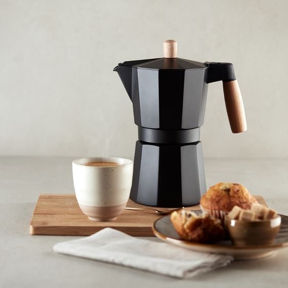 cafetera Italiana con café y dulces