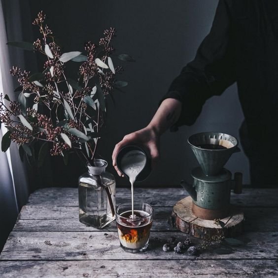 Verter leche en café